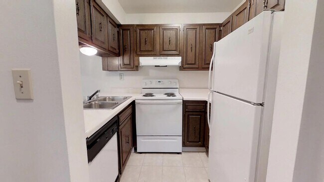 Building Photo - Lower 1 Bedroom 1 Bathroom Apartment Available