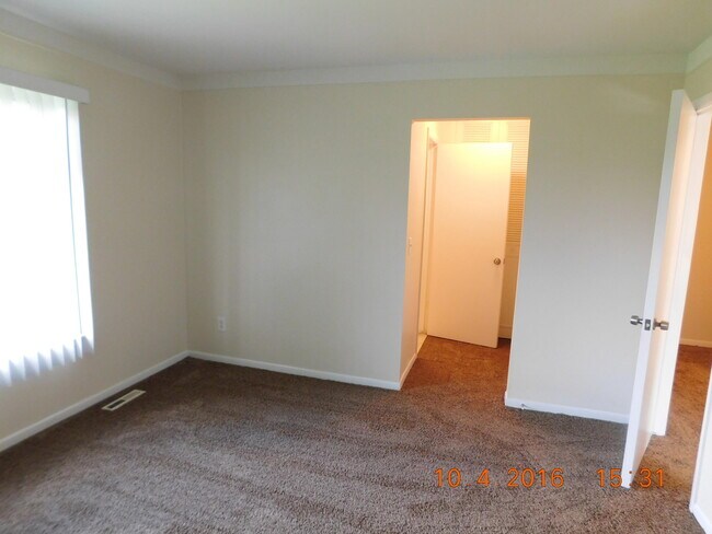 Building Photo - 444 N Fox Hills Dr