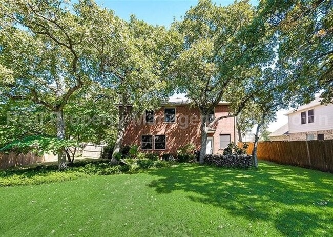 Building Photo - Spacious, Freshly Updated Family Home in P...