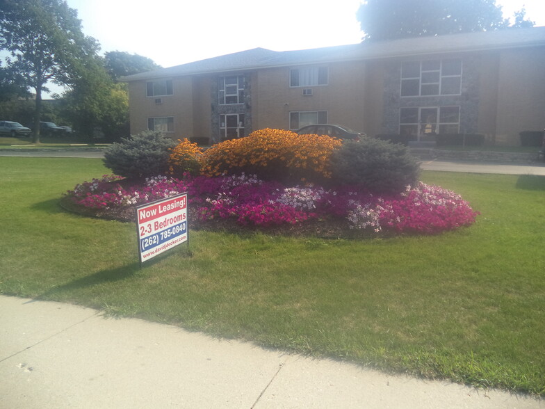 Front entrance flowers - Rivercourt Apartments