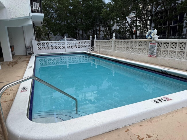 Building Photo - 3000 Riomar St