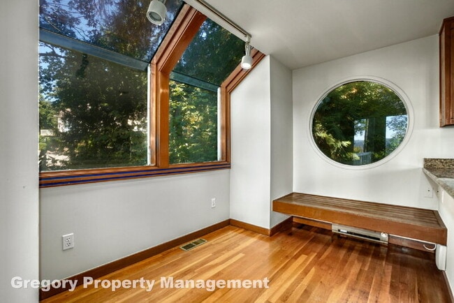 Building Photo - 2914 E Lake Sammamish Pkwy NE