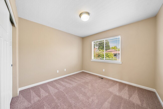 Building Photo - 4725 SE 28th Ave