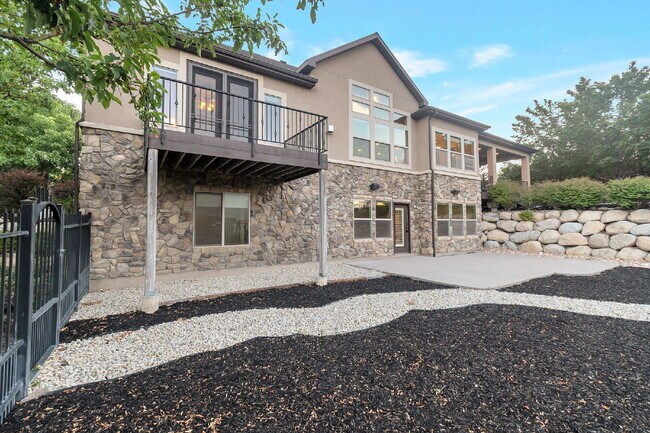 Building Photo - Suncrest — Stunning 4 Bed, 4 Bath Home - SPACIOUS LIVING