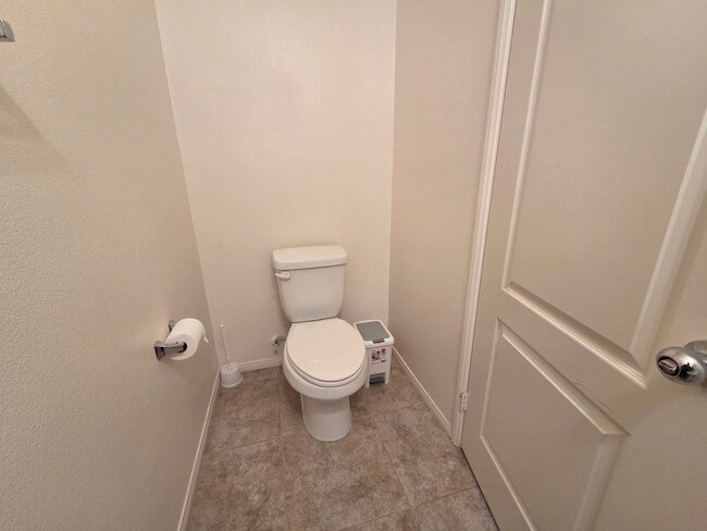 Building Photo - New Listing!