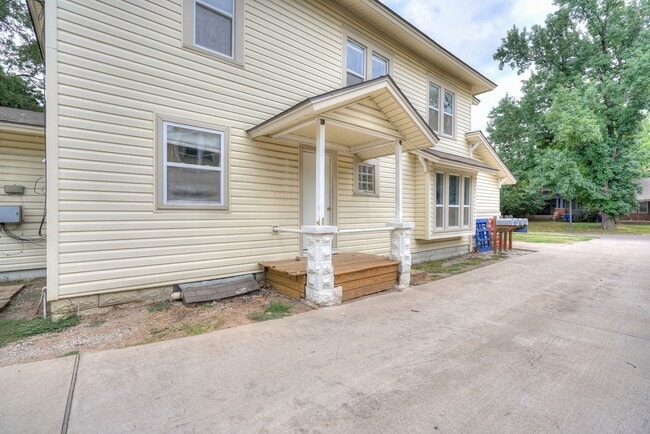 Building Photo - Renovated 3-Bed Gem Minutes from OU & Camp...