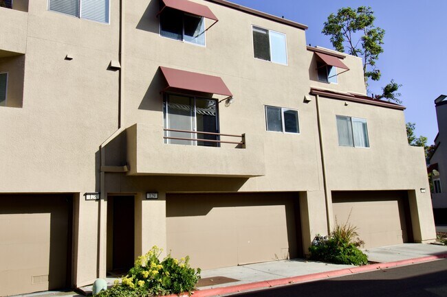 Building Photo - 129 E Court Ln