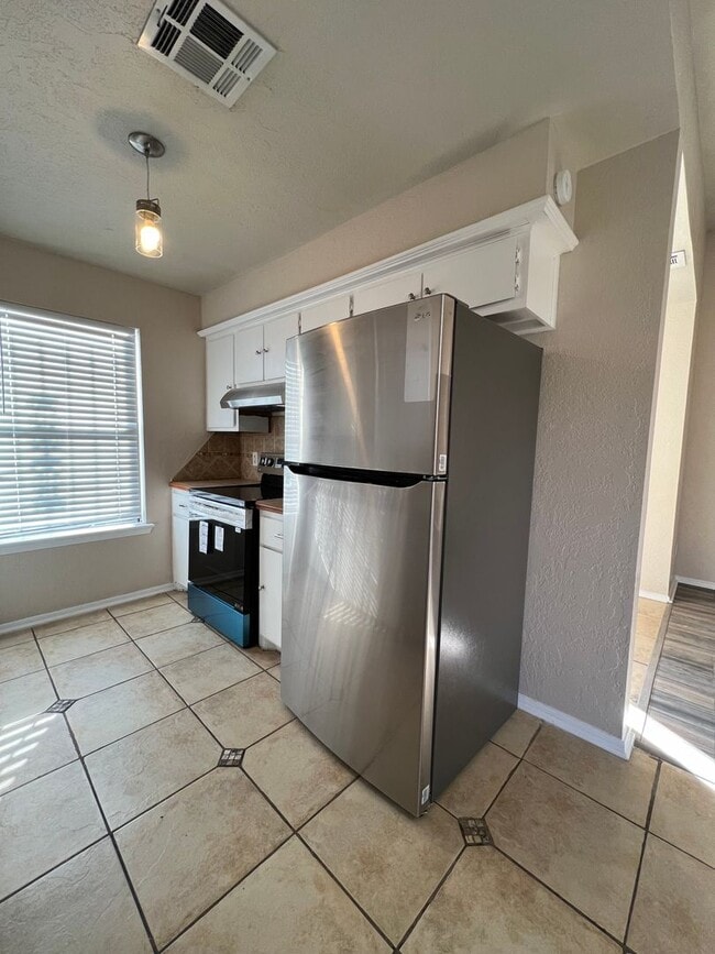 Building Photo - 3815 SW Hickory Ln