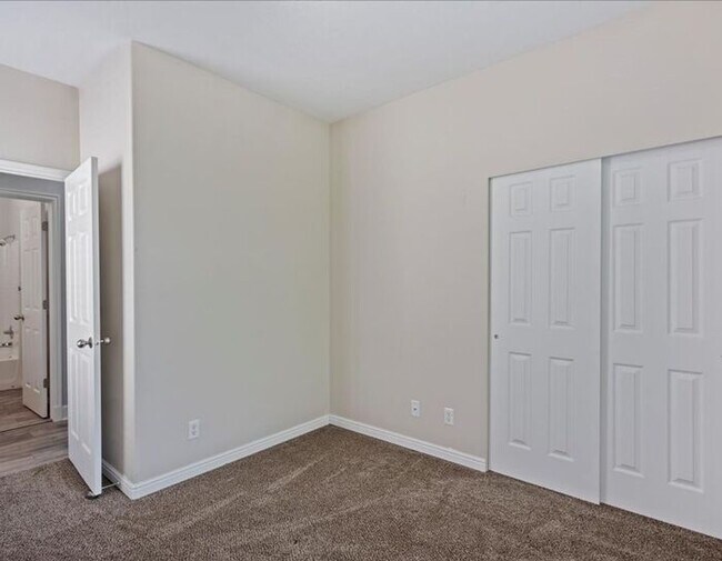 Building Photo - North Salt Lake Like New 2 bad, 2 bath 2 car garage