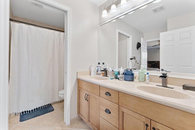 Building Photo - 9173 Delemar Ct