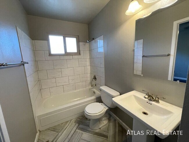 Building Photo - 2115 Bainbridge Rd