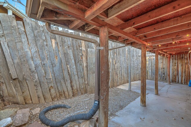 Building Photo - Quaint Studio in Prime Location