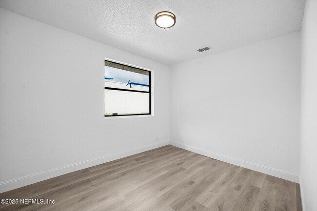 Building Photo - 2057 Blair St