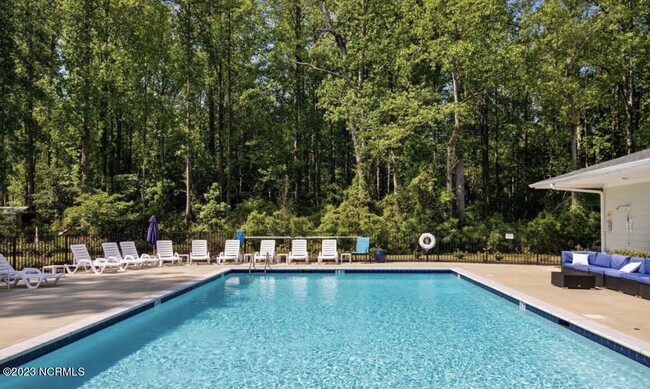 Building Photo - 425 Palisades Dr
