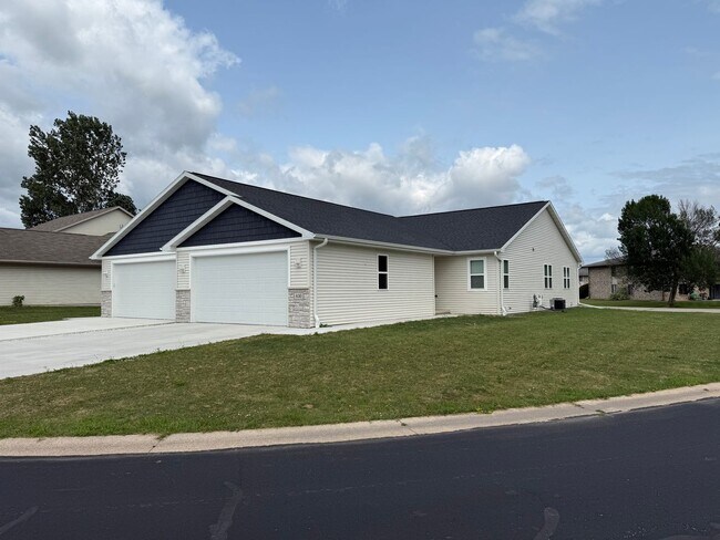 Building Photo - 830 Highland Park Rd