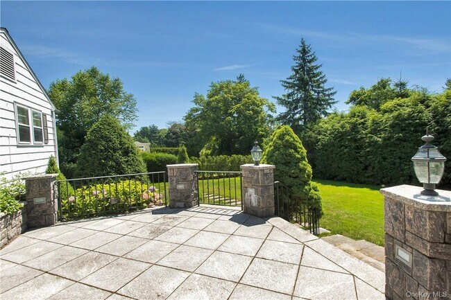 Building Photo - 40 Meadow Rd