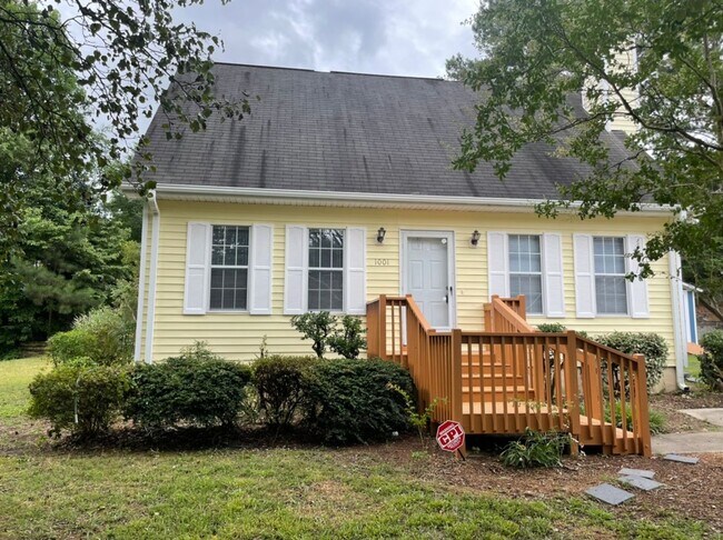 Building Photo - Adorable 3 Bedroom Home in Durham with Fir...