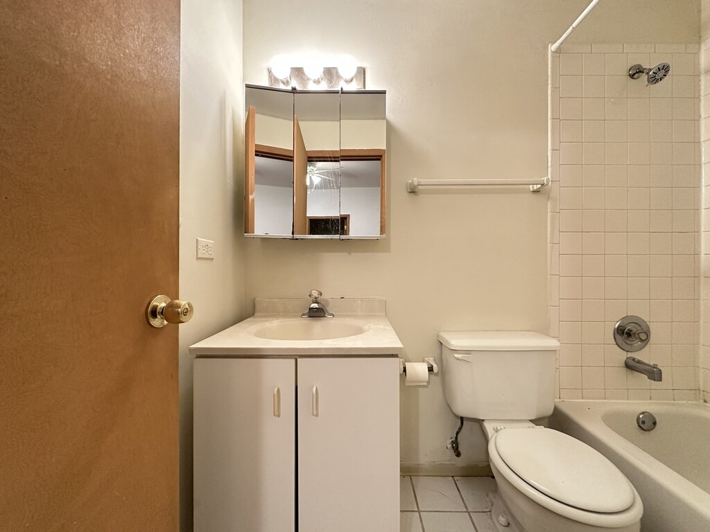 Building Photo - 634 W Barry Ave