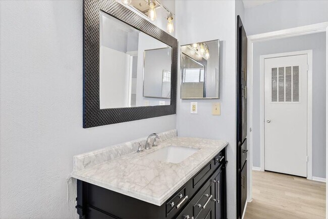 Building Photo - 6118 Hidden Cove