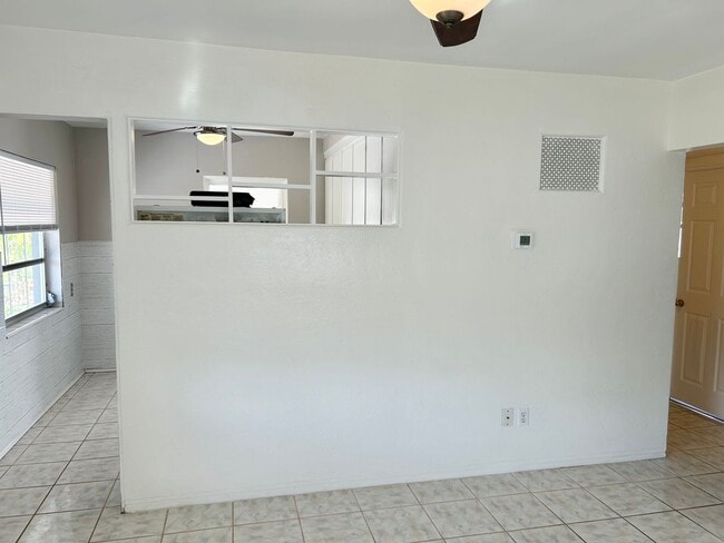 Building Photo - 2 bed 1 Bath House in Ideal Location in St Pete