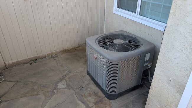 Building Photo - 10140 Palm Glen Dr