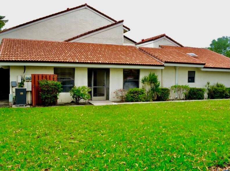 Building Photo - 1800 Embassy Dr