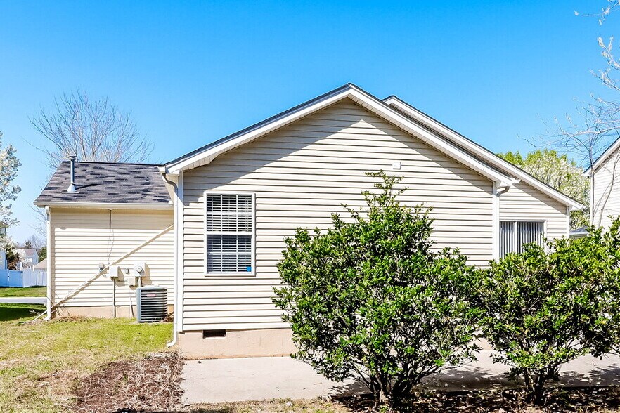 Building Photo - 15123 De Havilland Dr