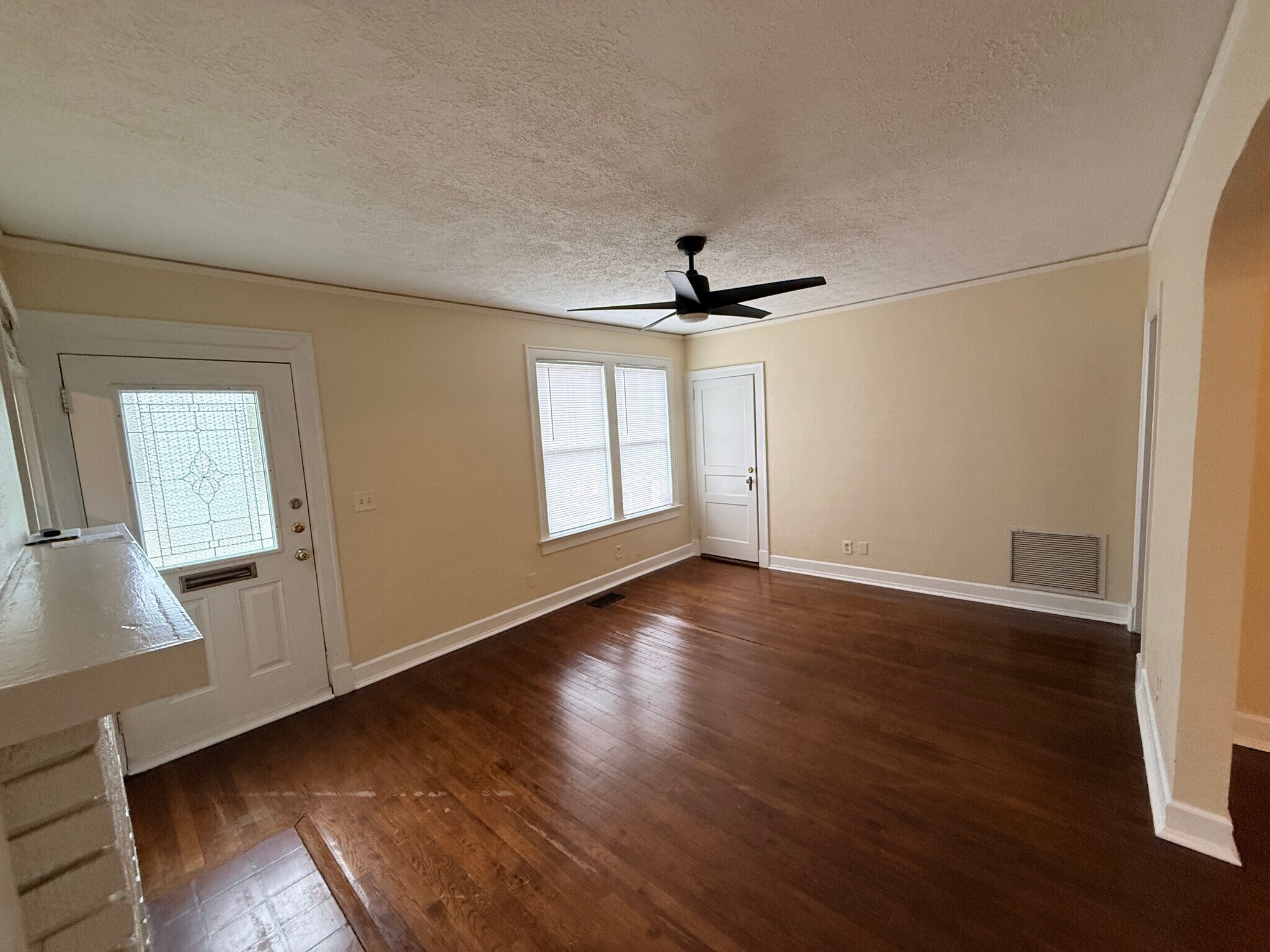 living room - 2589 Park St