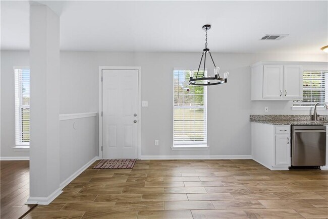 Building Photo - 1098 Village Creek