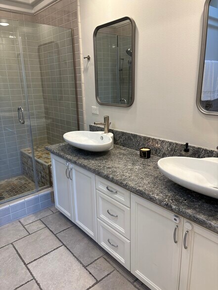 Main bathroom - 6483 Zuma View Pl