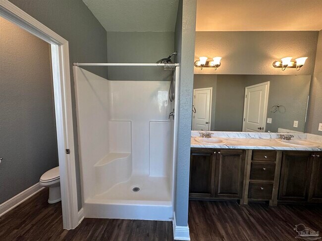 Building Photo - 841 Oak Aly