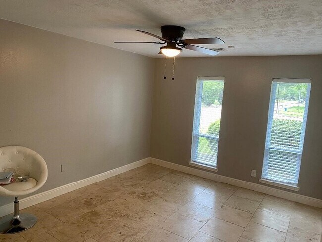 Building Photo - 2419 Briarlee Dr