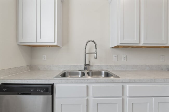 Building Photo - Oakleaf Plantation 3-Bedroom Townhouse in Towering Oaks – Spacious 1450 Sq Ft Living with 2 Full ...