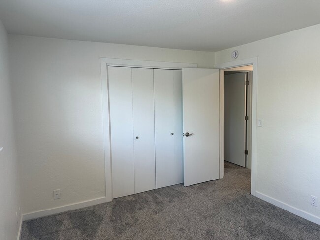 Building Photo - Beautifully updated 3 bedroom 1.5 bath dup...
