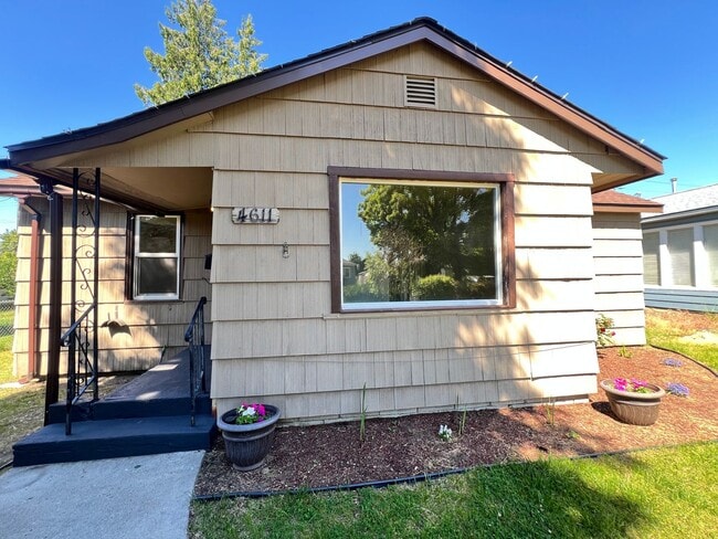 Building Photo - Adorable Shadle Bungalow - 2 Bed, 1 Bath +...