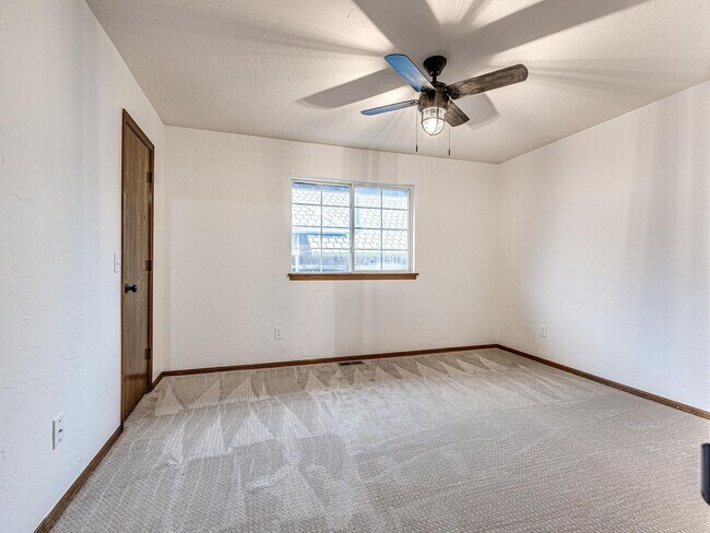 Building Photo - 4 Bedrooms - 3 Bathrooms - 3 Car Garage - ...