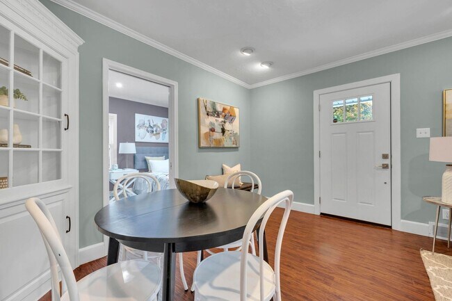 Building Photo - Stunning Single Family Home In Excellent L...
