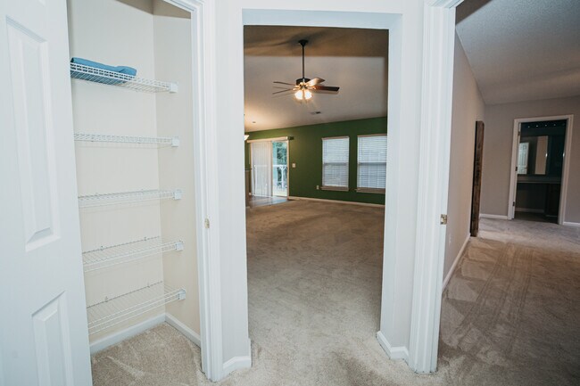 Building Photo - 139 Old Tree Rd