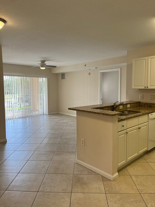 Building Photo - 151 SW Palm Dr