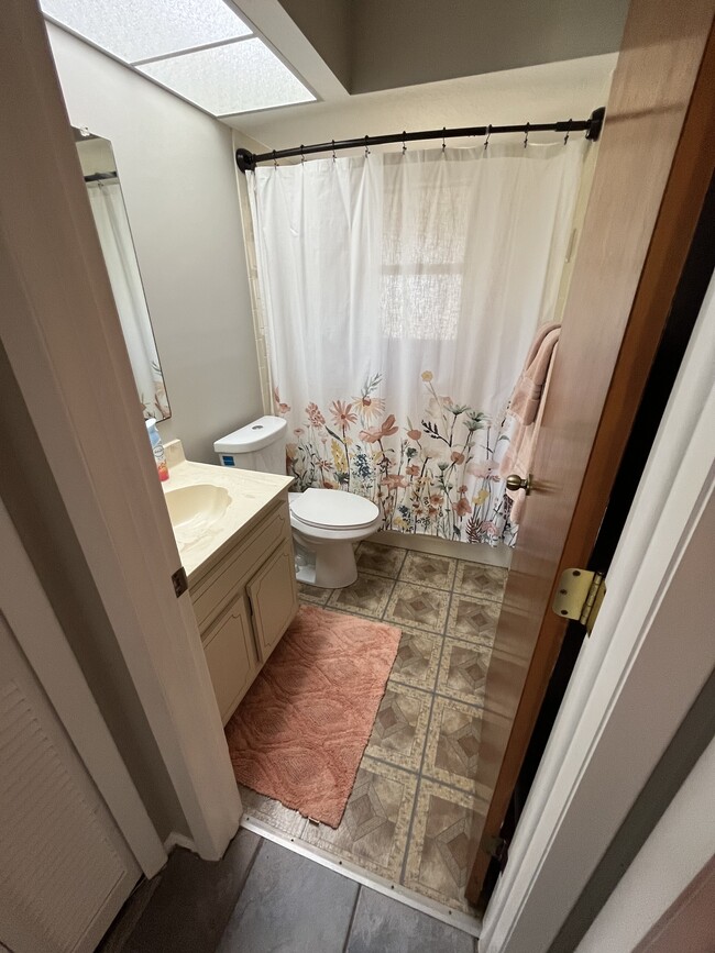 Full secondary bathroom with tub and shower. - 247 SE Santa Barbara Pl