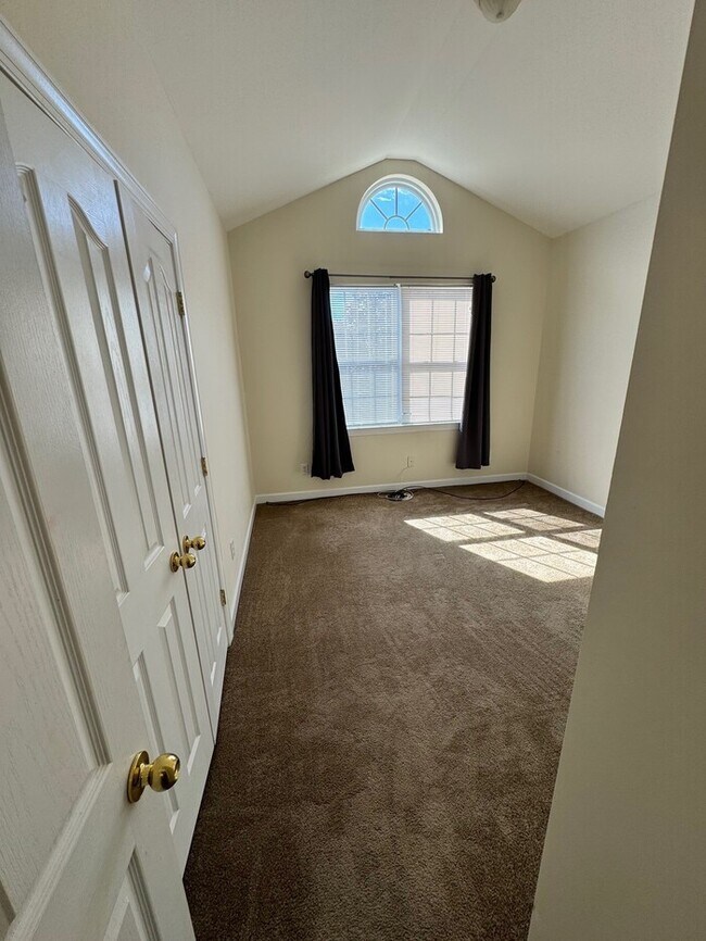 Building Photo - Move-in ready 2-bedroom, 2-bath end-unit t...