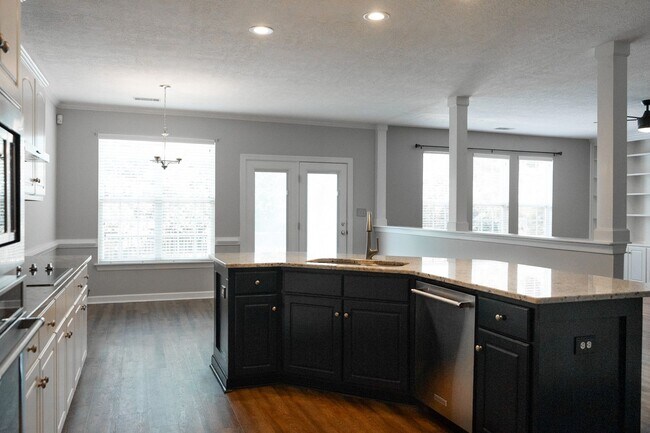 Building Photo - 724 Avrett Cir