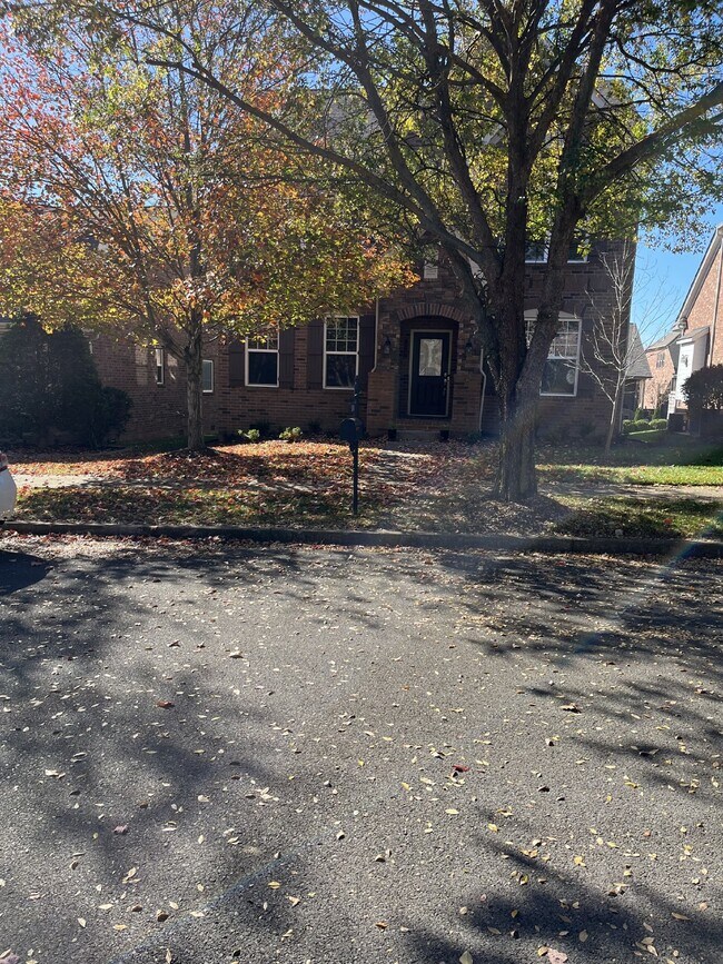 Building Photo - "Charming 4-Bed Home with Guest Suite & Gr...