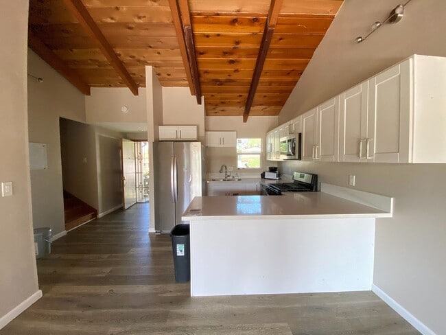 Building Photo - 7BD/4BA, Great Backyard!