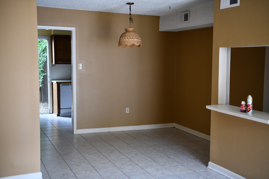 Building Photo - 755 E Boyd Dr