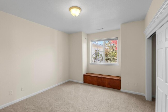 Building Photo - 6400 Rogue River Dr