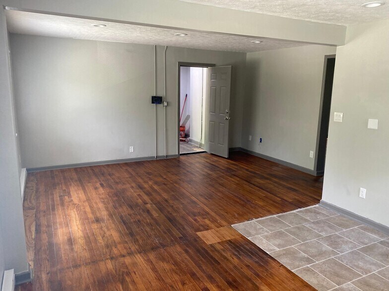 Building Photo - 412 W Parkwood Dr