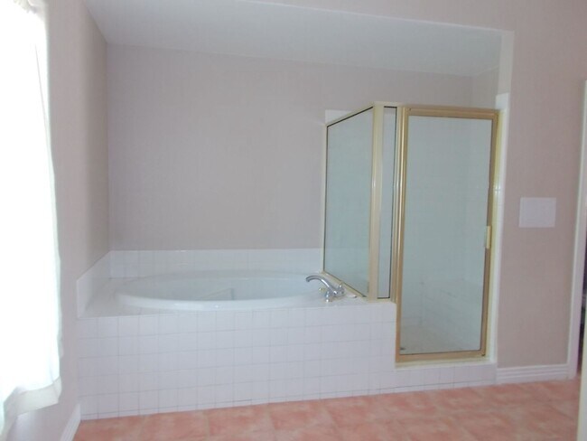 Building Photo - Spacious Estate on Nearly an Acre!