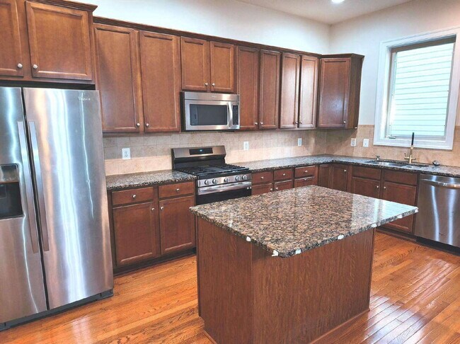 Building Photo - Luxurious Single-Family Home in Vibrant On...
