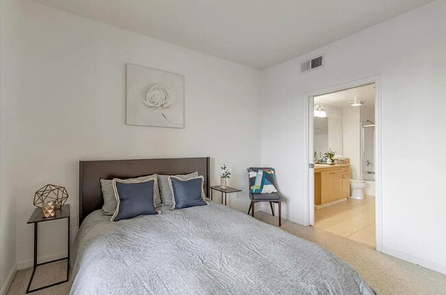 Building Photo - AMAZING ONE BEDROOM APARTMENT